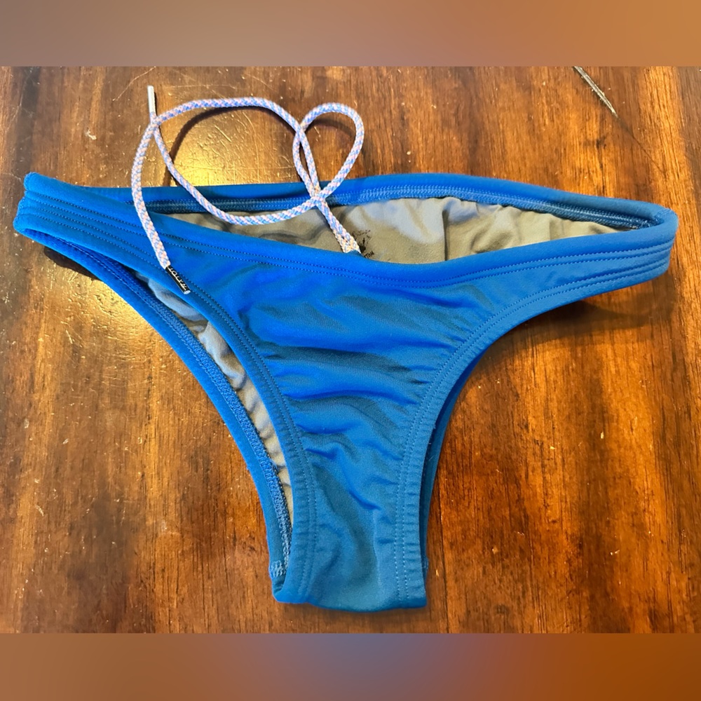 JOLYN Europe Bottoms in the color Deep Blue Sea
Size